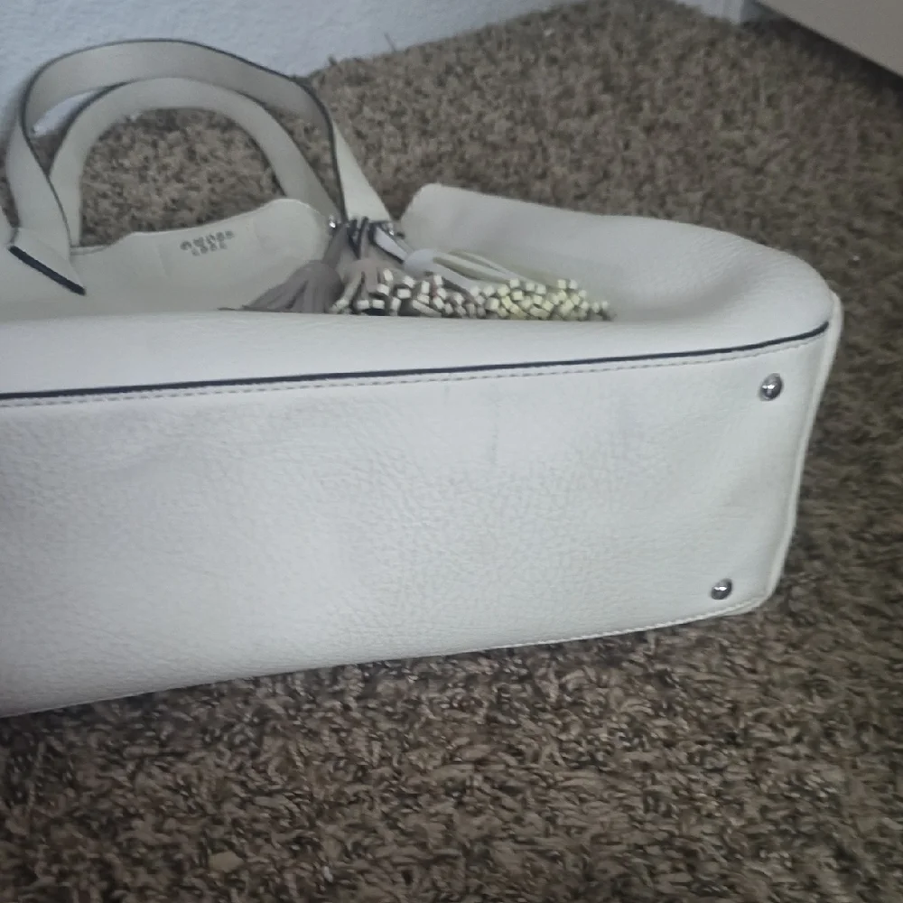 Guess White Leather Shoulder Bag W/ Colorful Tassel Bag Charms (FAIR/GOOD) ✨️